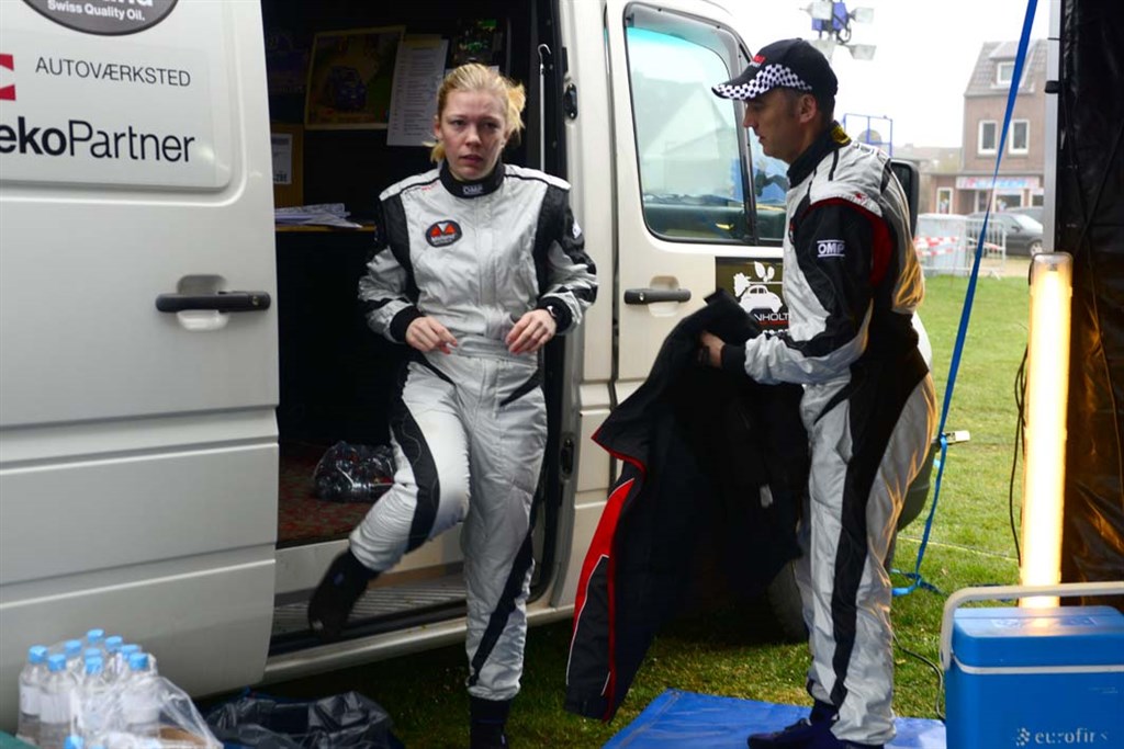Carina Møller og Tim Svanholt gør klar til at fyre op under deres Mitsubishi Lancer Evo IX i forsvaret af deres position som regerende Danmarksmestre i rallysportens Division A